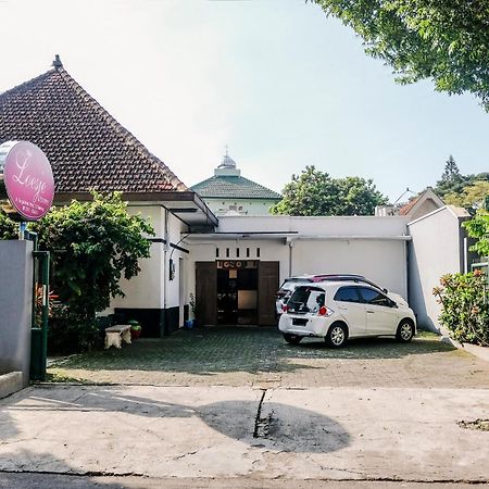 Super Oyo 353 Loesje Guest House Syariah Malang Kültér fotó