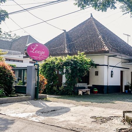 Super Oyo 353 Loesje Guest House Syariah Malang Kültér fotó