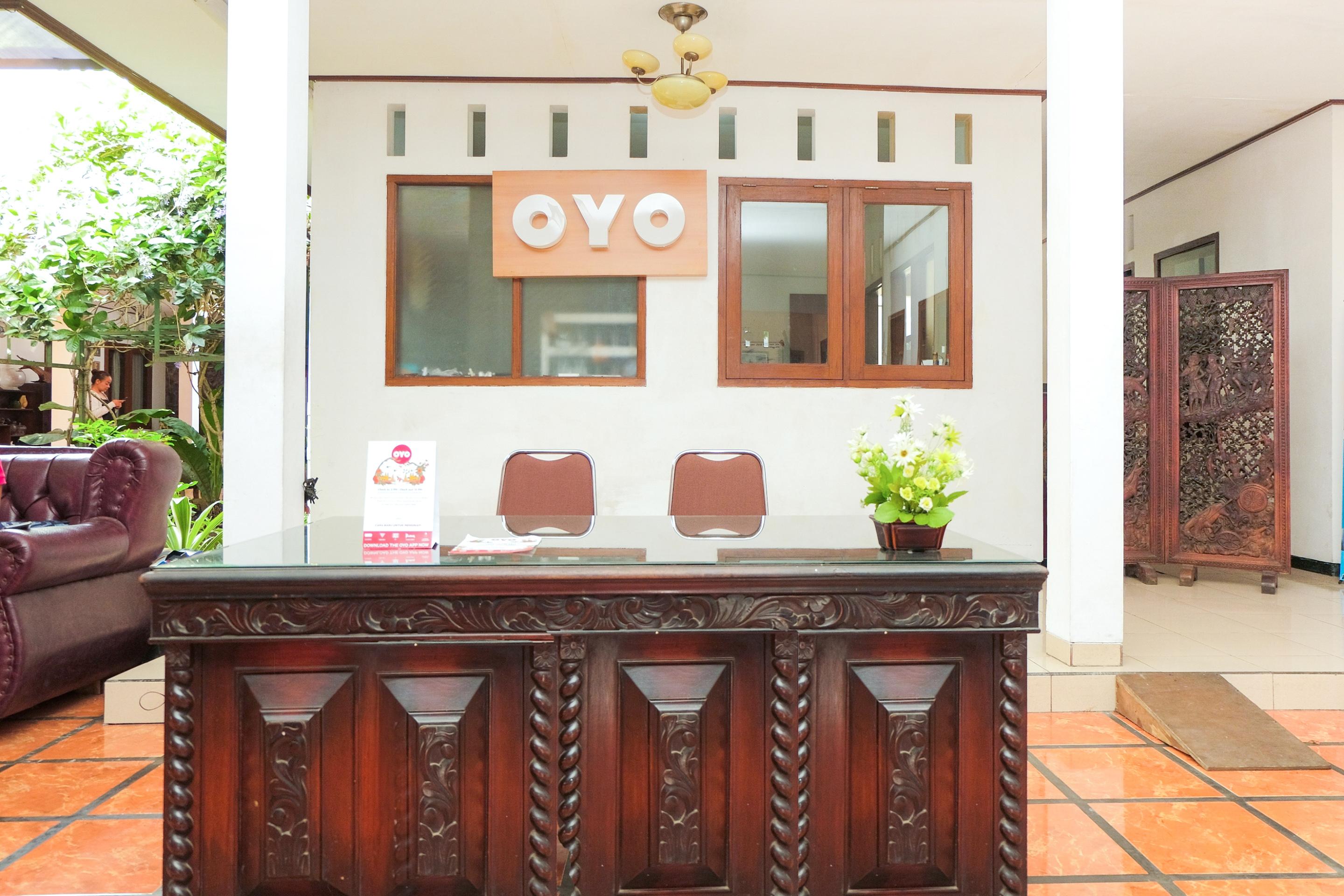 Super Oyo 353 Loesje Guest House Syariah Malang Kültér fotó