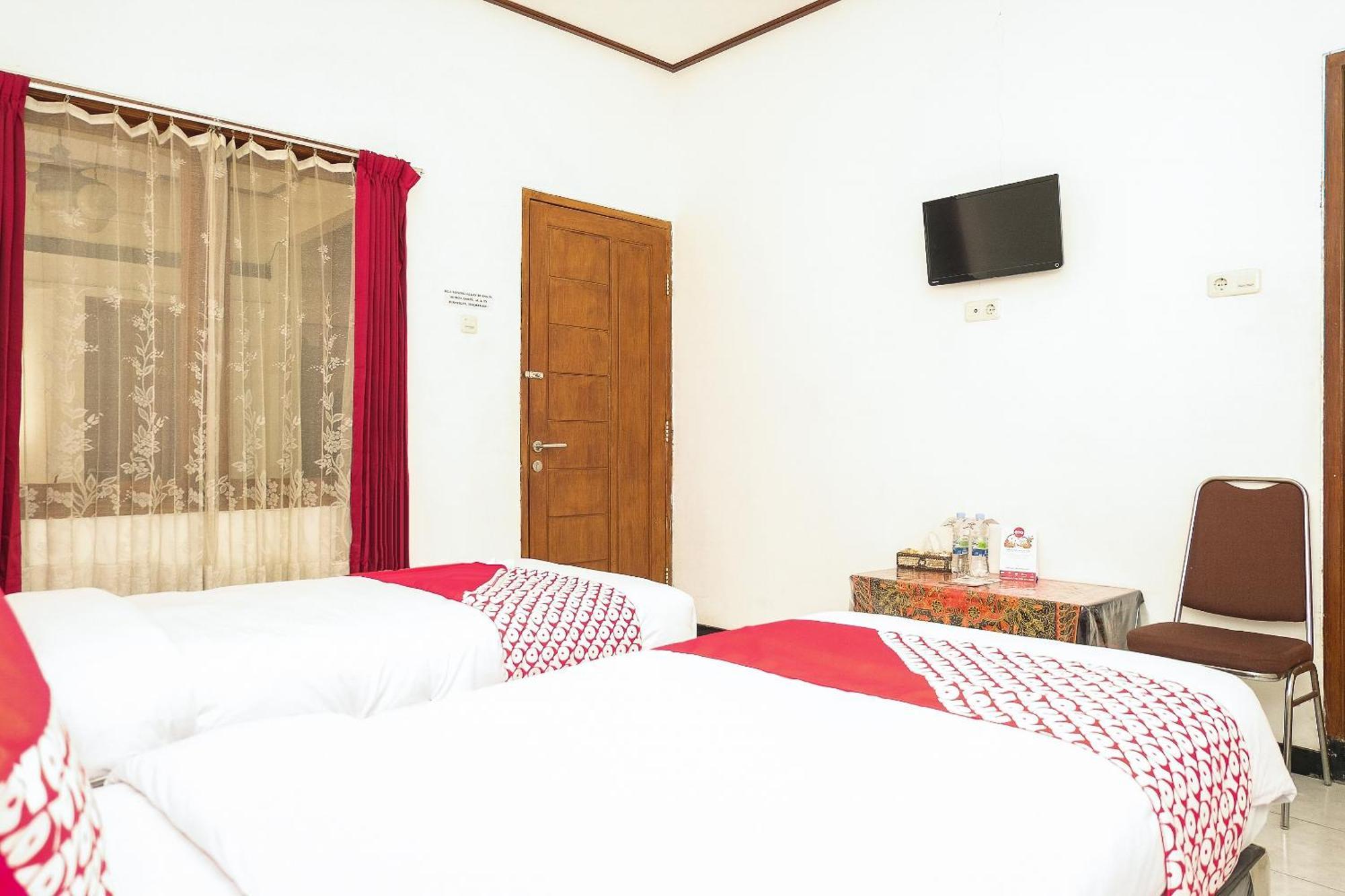 Super Oyo 353 Loesje Guest House Syariah Malang Kültér fotó