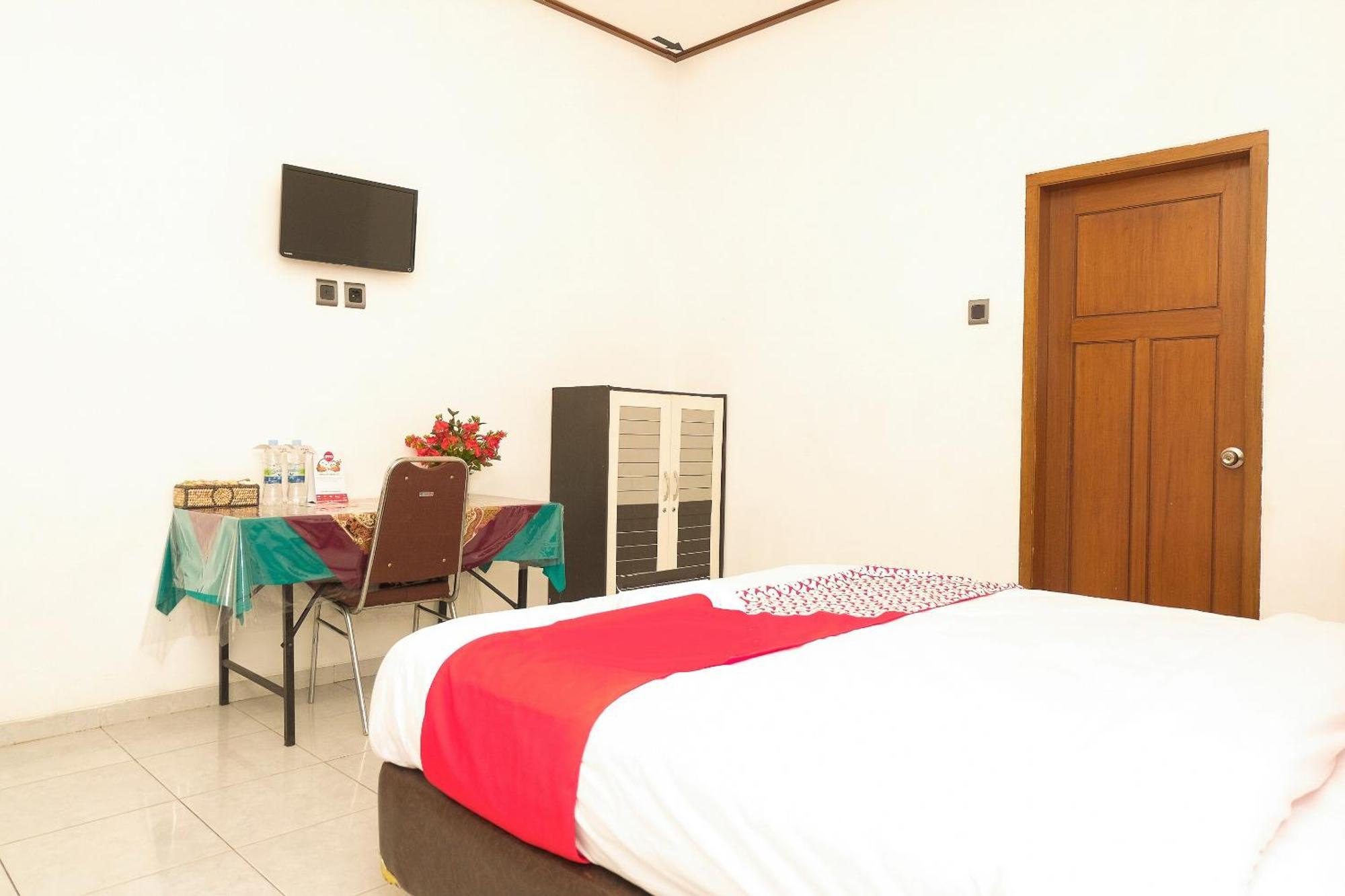 Super Oyo 353 Loesje Guest House Syariah Malang Kültér fotó