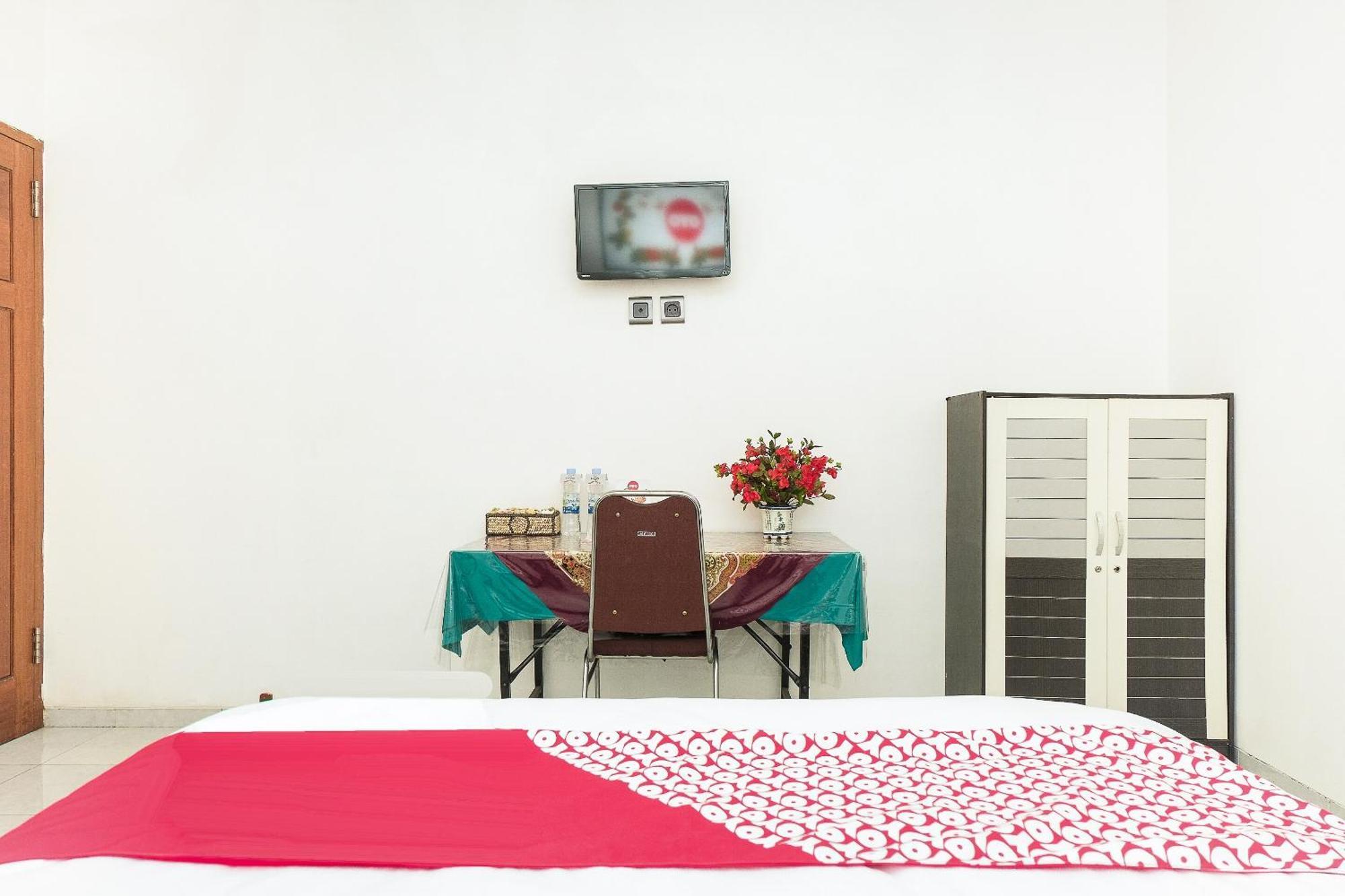 Super Oyo 353 Loesje Guest House Syariah Malang Kültér fotó