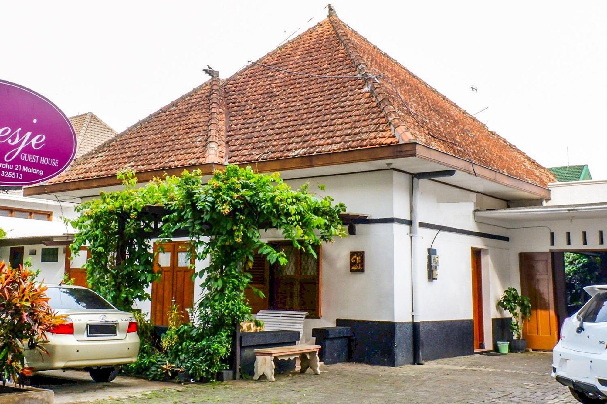 Super Oyo 353 Loesje Guest House Syariah Malang Kültér fotó