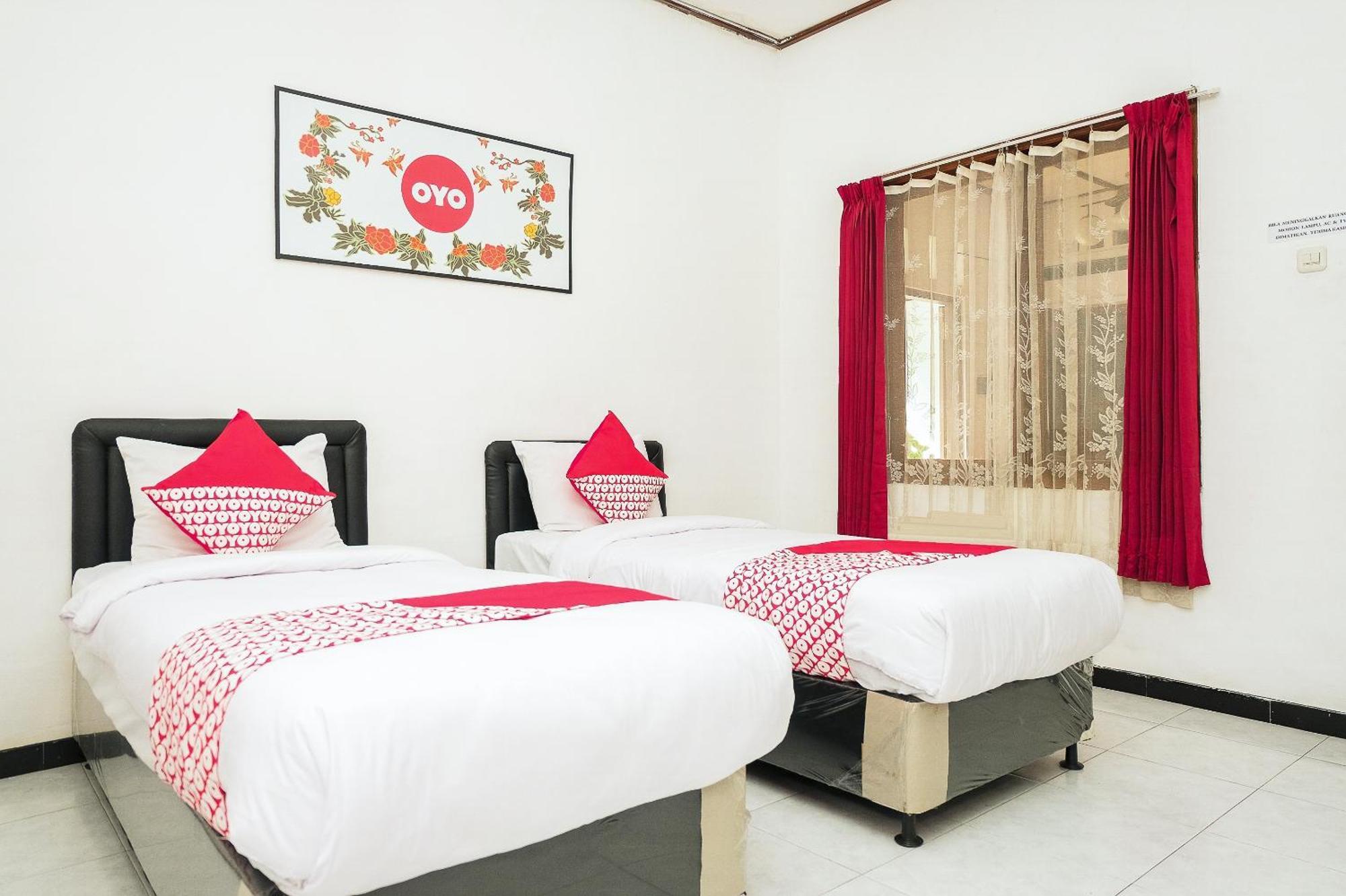Super Oyo 353 Loesje Guest House Syariah Malang Kültér fotó