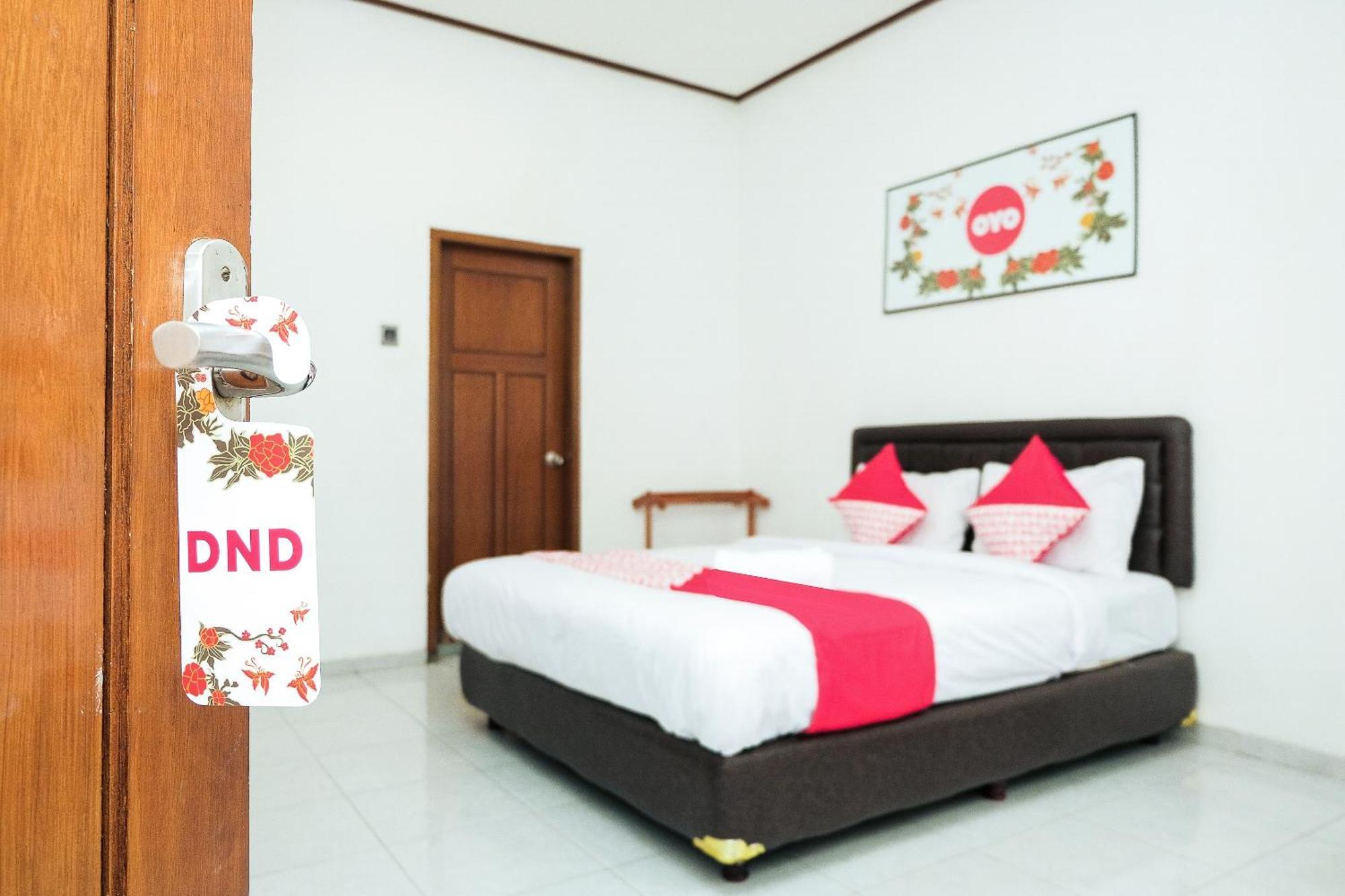 Super Oyo 353 Loesje Guest House Syariah Malang Kültér fotó