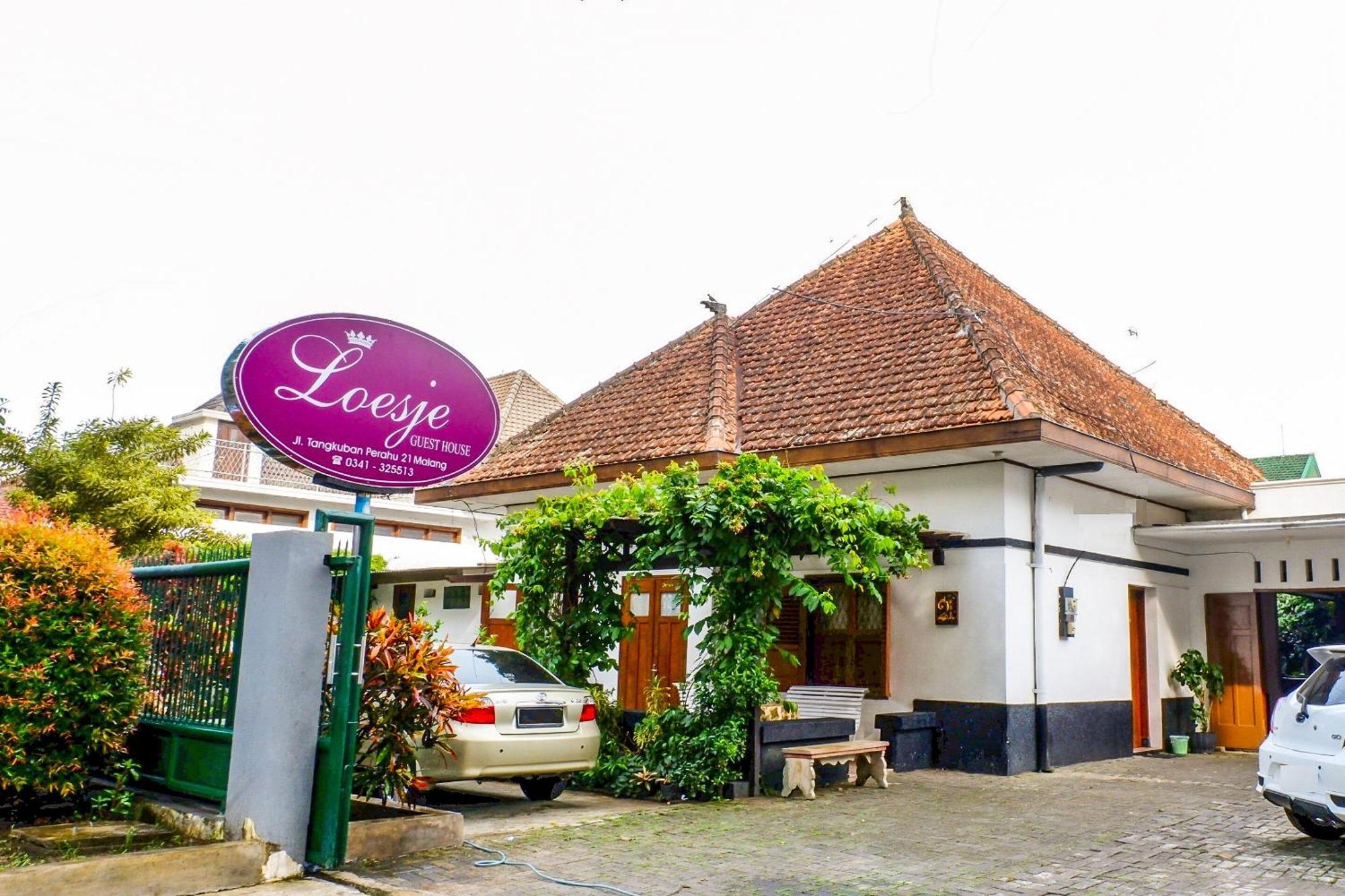 Super Oyo 353 Loesje Guest House Syariah Malang Kültér fotó