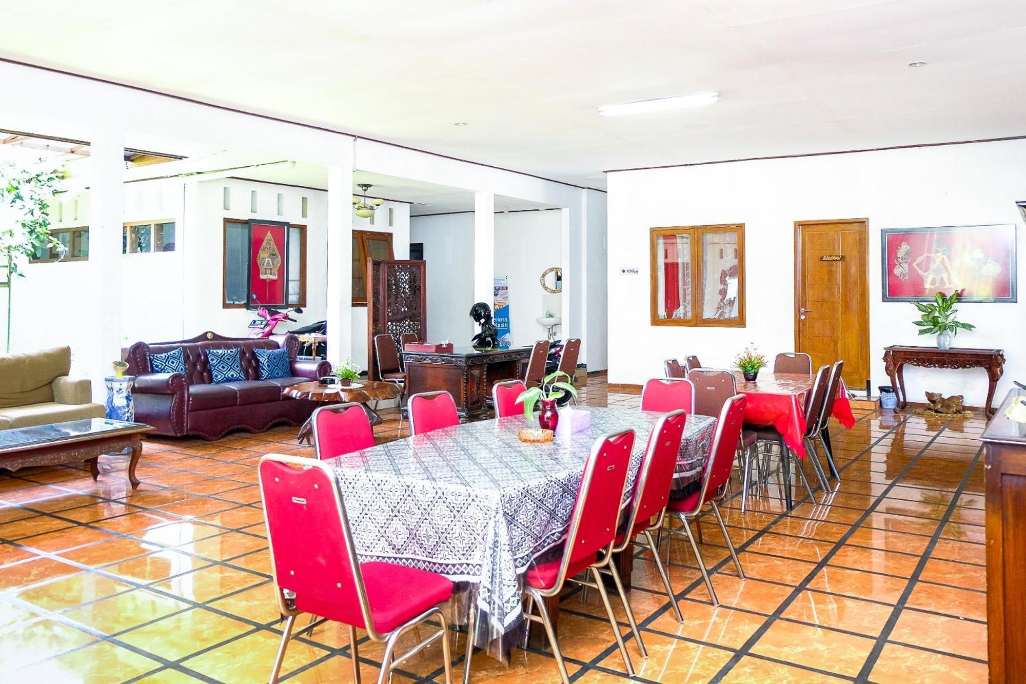 Super Oyo 353 Loesje Guest House Syariah Malang Kültér fotó