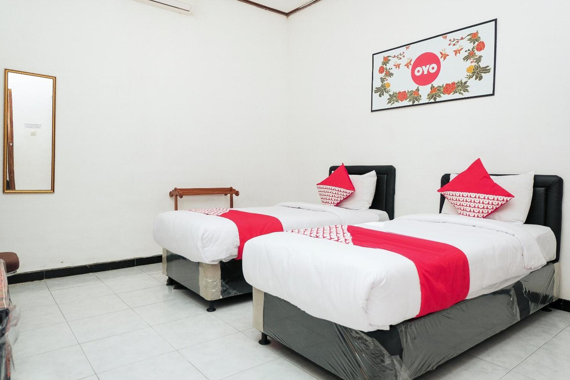 Super Oyo 353 Loesje Guest House Syariah Malang Kültér fotó