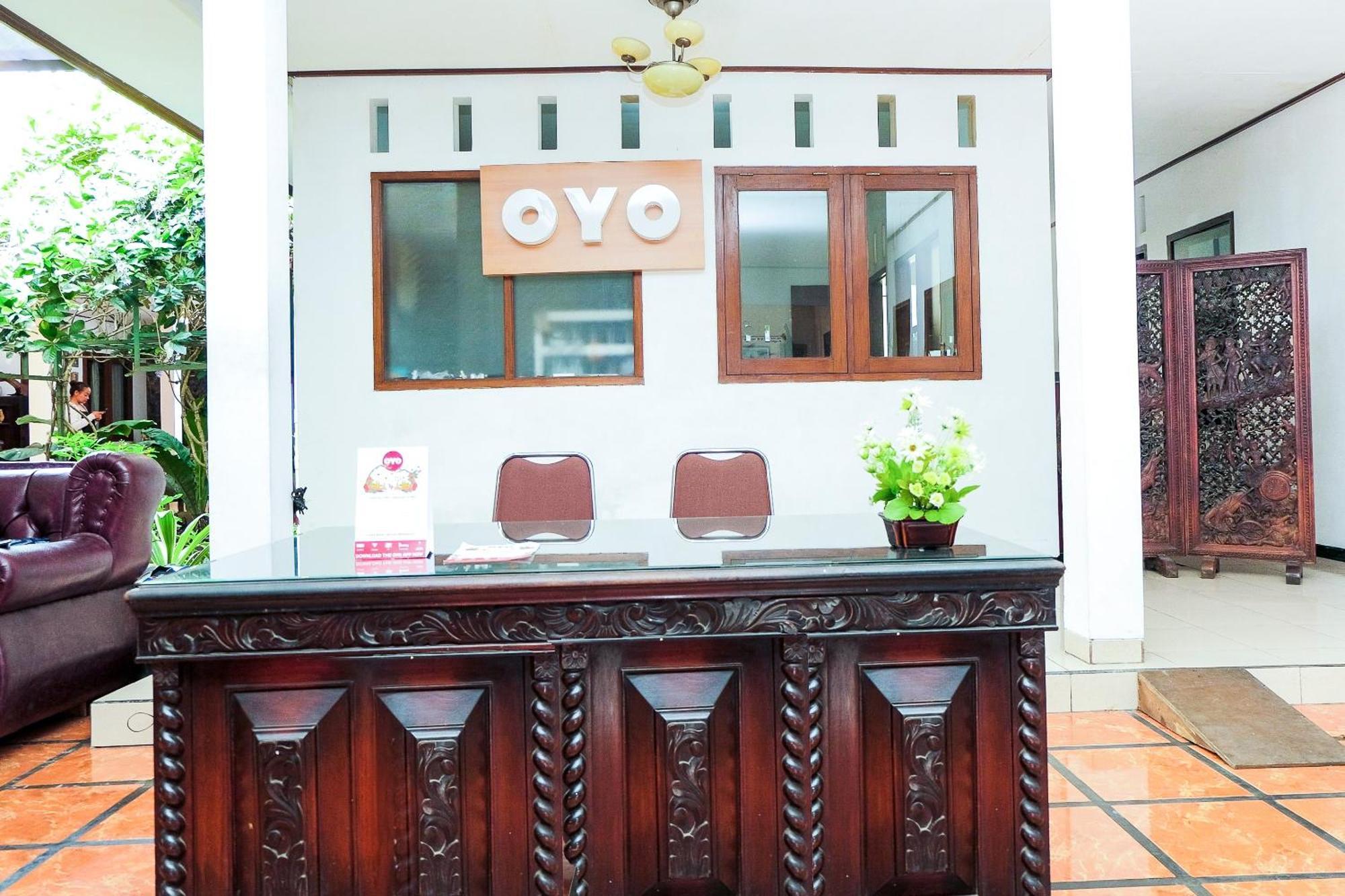 Super Oyo 353 Loesje Guest House Syariah Malang Kültér fotó