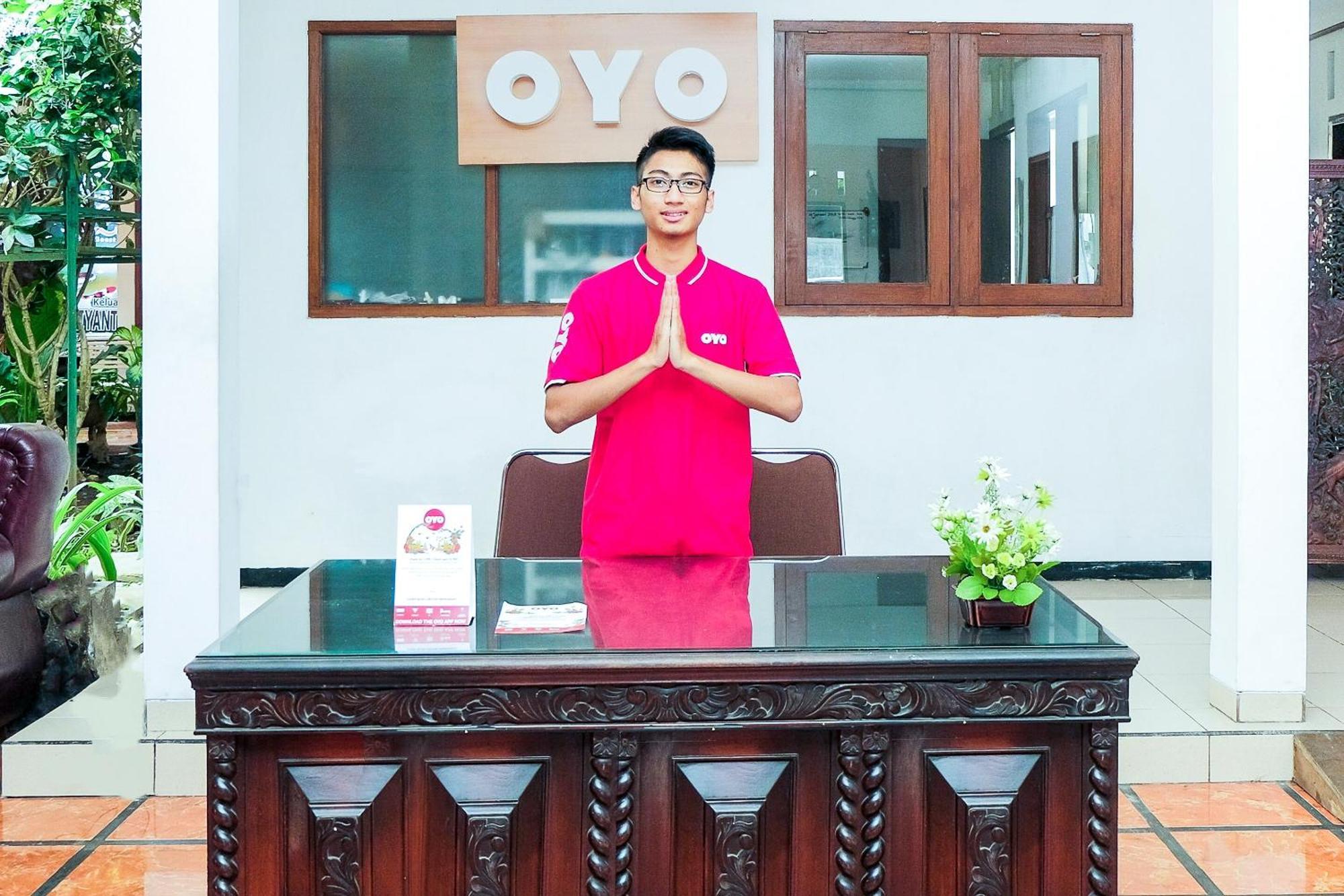 Super Oyo 353 Loesje Guest House Syariah Malang Kültér fotó