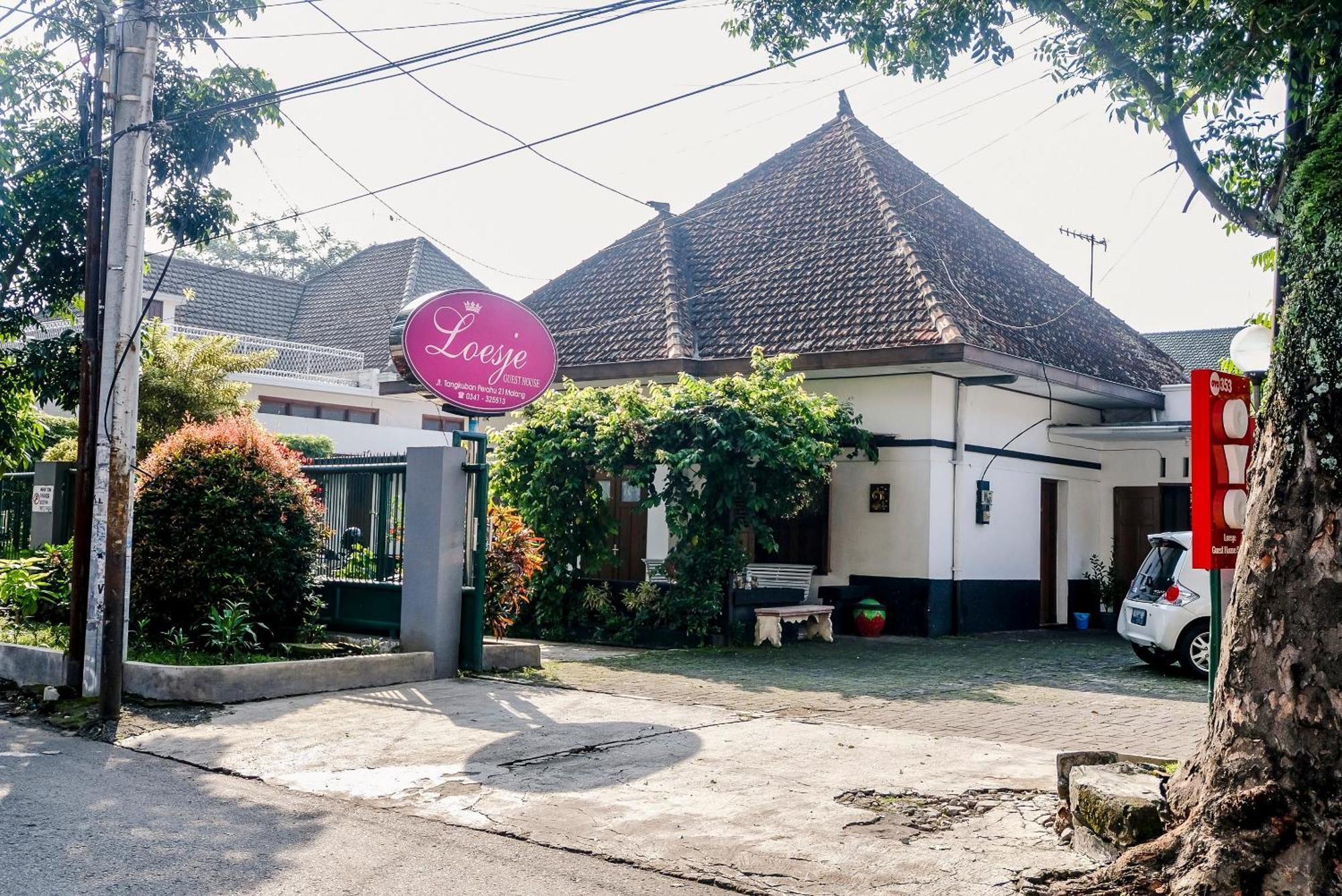 Super Oyo 353 Loesje Guest House Syariah Malang Kültér fotó