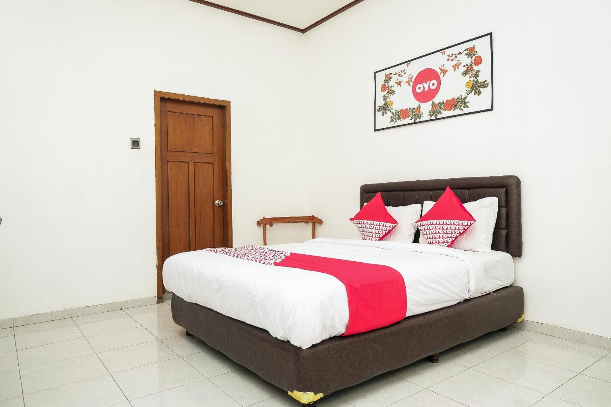 Super Oyo 353 Loesje Guest House Syariah Malang Kültér fotó