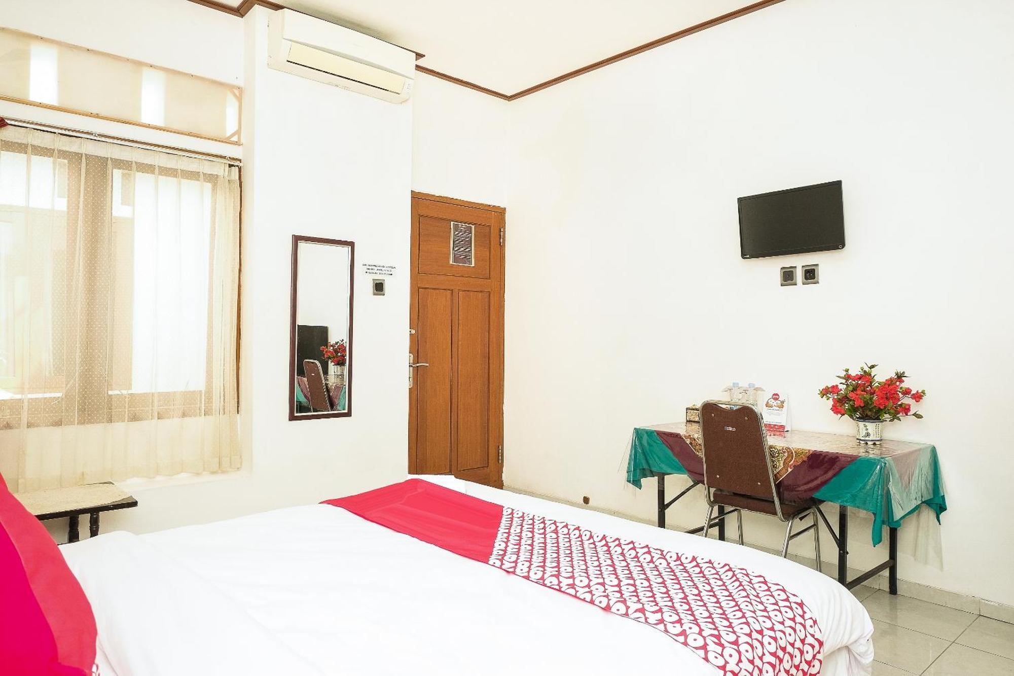 Super Oyo 353 Loesje Guest House Syariah Malang Kültér fotó