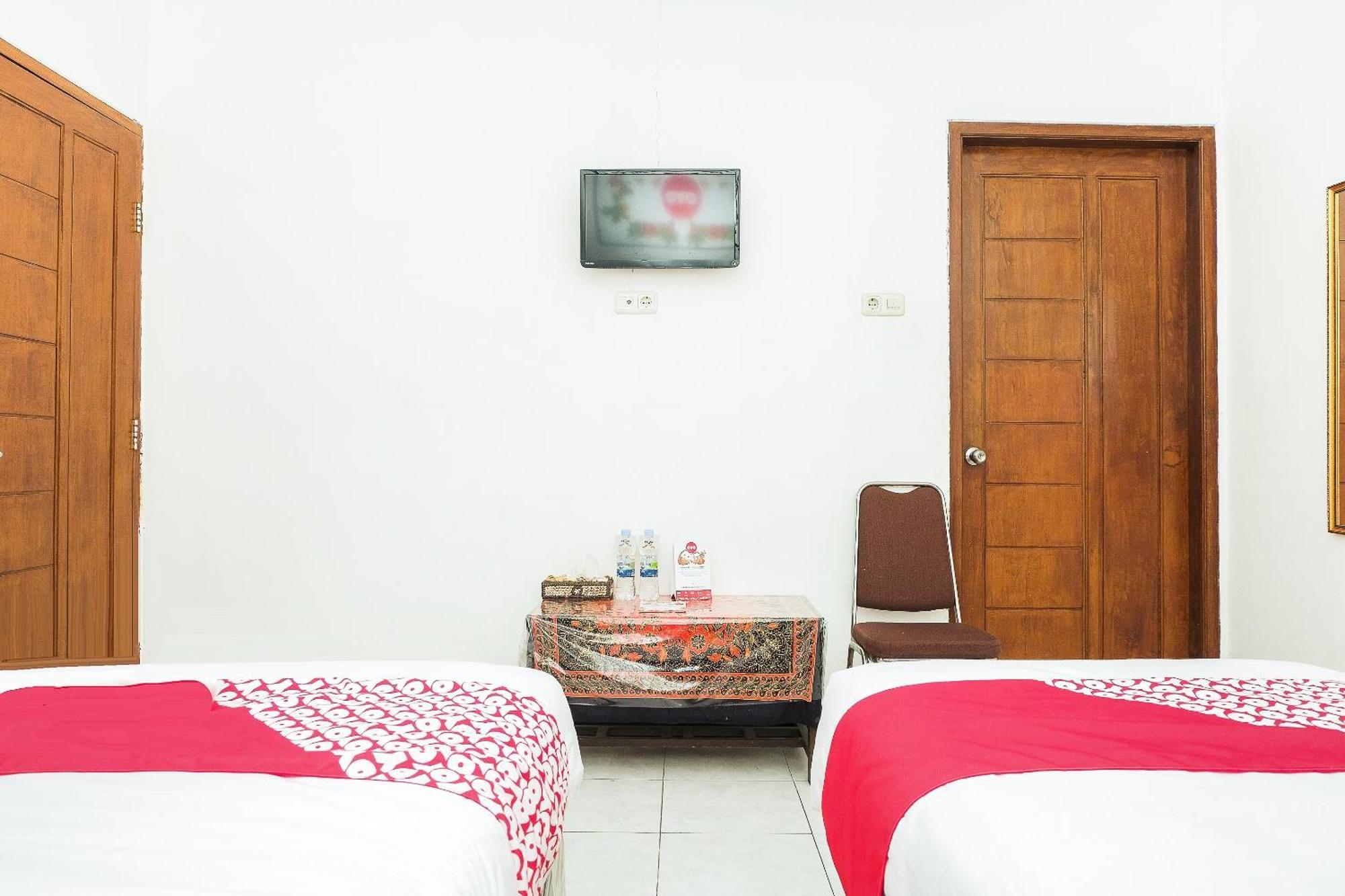Super Oyo 353 Loesje Guest House Syariah Malang Kültér fotó